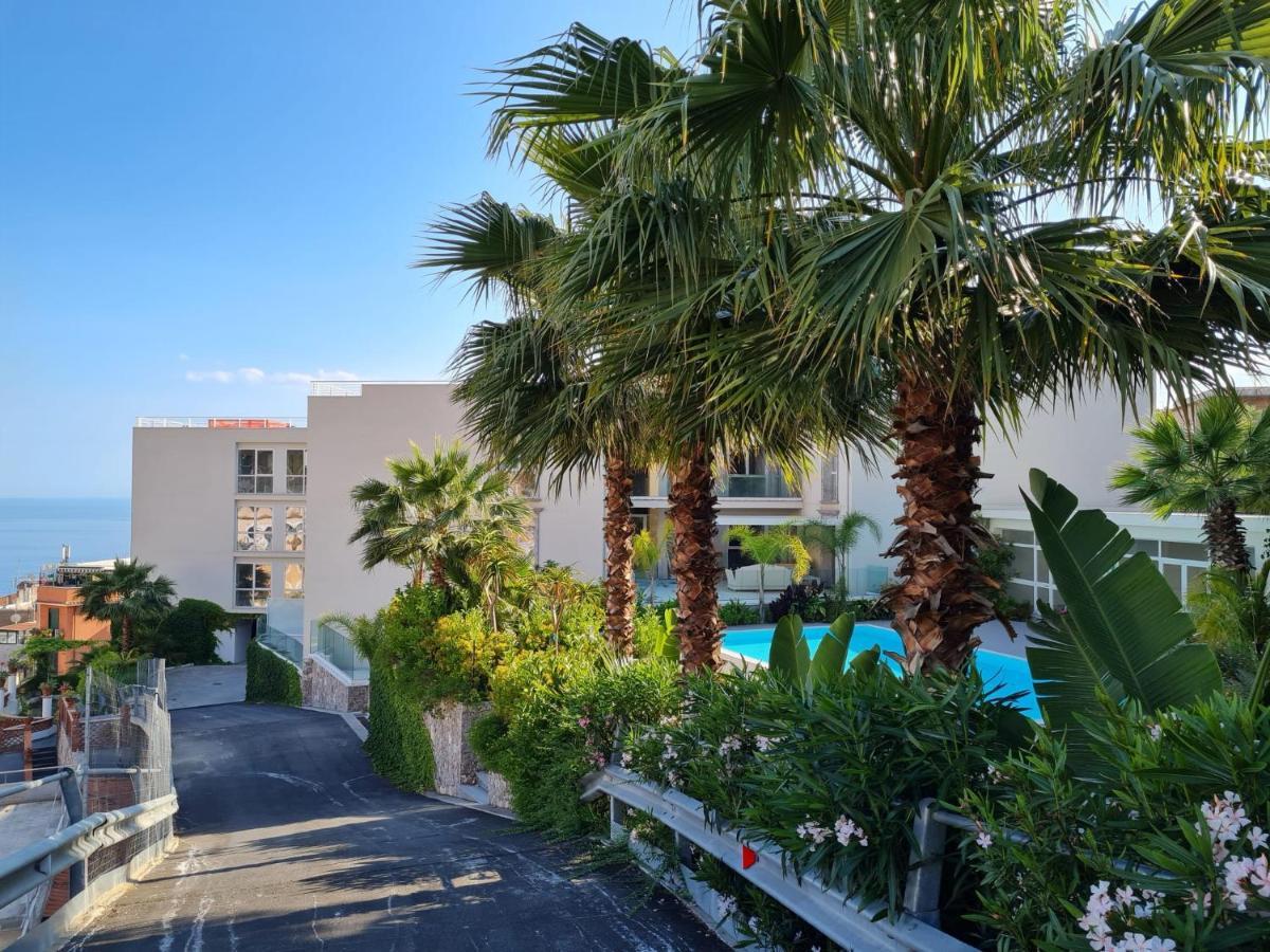Minerva Luxury Town Center , Pool And Parking Apartment Taormina Bagian luar foto